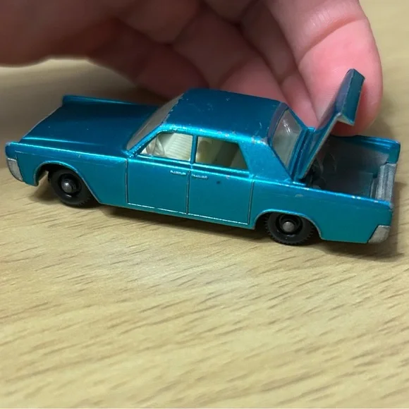 No 31 Lincoln Continental Matchbox Car - Picture 5 of 7